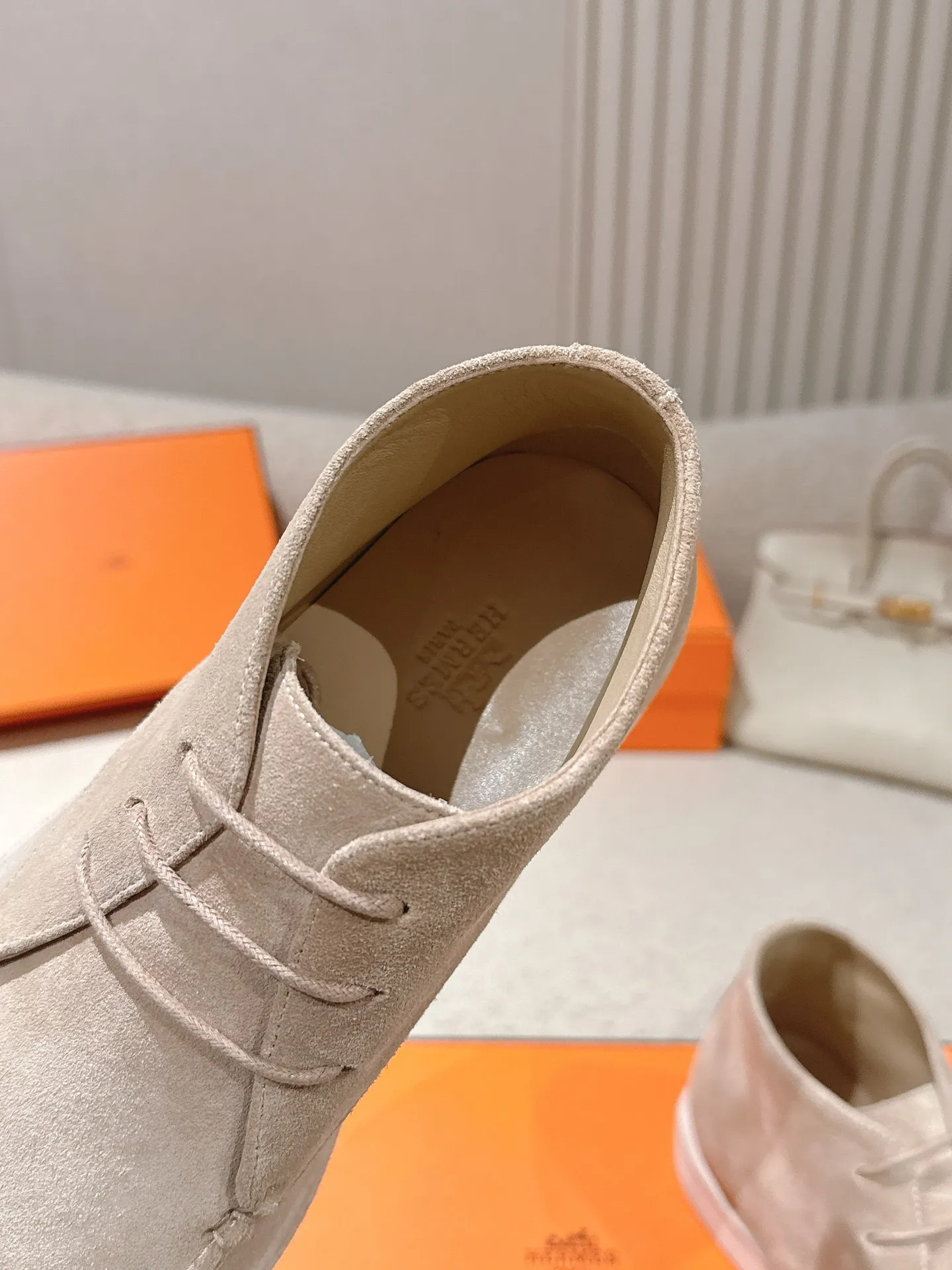 Men's Men's Shoes 660💰 Hermes men's size #26ss calfskin derby shoes, decorated with signature "H Diamant" details for a stylish and casual style. Fabric: Cow suede Lining: Mixed sheep lining Outsole: Genuine leather welt + original TPU Bottom thickness: 3CM Code number: 39-45 (customized at 46.47)